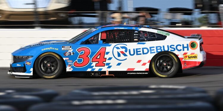 Тодд Гиллиланд снова удивил: гонщик Front Row Motorsports пробился в финал In-Season Challenge, где победитель получит чек на миллион долларов.