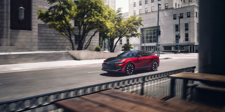 Toyota Crown 2027: обновлённый гибрид для необычного седана