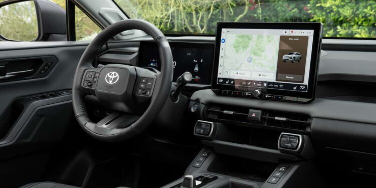 Toyota готова вернуть кнопки в RAV4 — если клиенты попросят