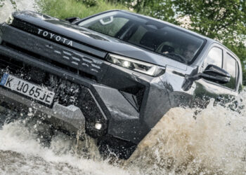 Toyota Hilux 9: гибрид и электротяга для легенды
