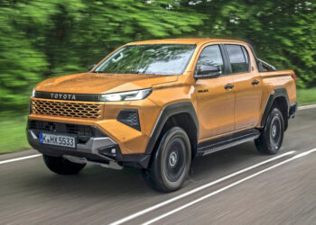 Toyota Hilux 9-го поколения: дизель и электро в одном тесте