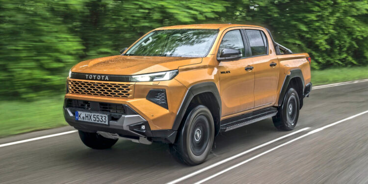 Toyota Hilux 9-го поколения: дизель и электро в одном тесте