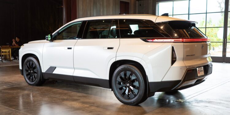 Toyota отложила электрический Highlander: что пошло не так