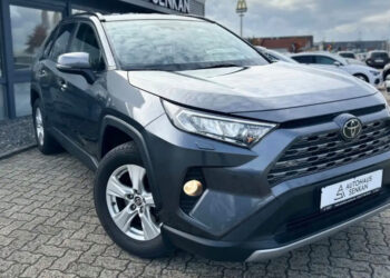 Toyota RAV4: легендарный внедорожник подешевел почти на 15 тысяч евро