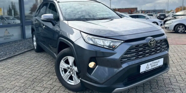 Toyota RAV4: легендарный внедорожник подешевел почти на 15 тысяч евро