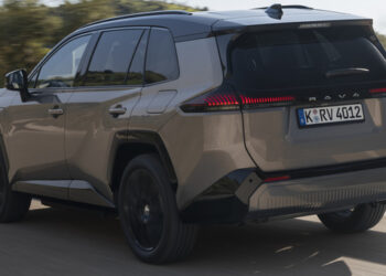 Toyota RAV4 Plug-in Hybrid: удобство и технологии без лишнего геморроя