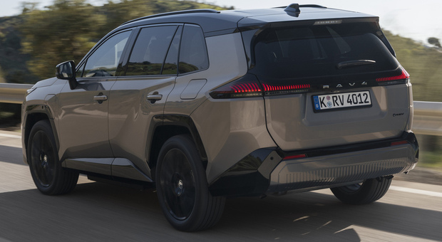 Toyota RAV4 Plug-in Hybrid: удобство и технологии без лишнего геморроя