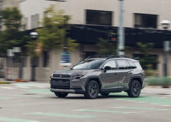 Toyota RAV4 Woodland PHEV: внедорожная внешность, городской характер