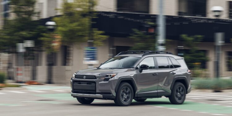 Toyota RAV4 Woodland PHEV: внедорожная внешность, городской характер