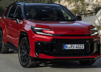 Toyota RAV4: японский кроссовер получил интеллектуальную систему «геофенсинга»
