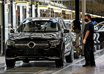 В центре внимания — Mercedes: сенатский комитет США одобрил запрет китайских авто
