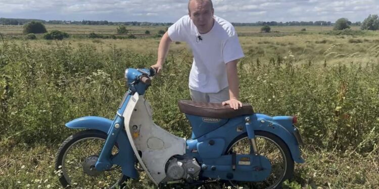Винтажный Honda Cub получил мотор от кроссового байка — и это настоящий зверь