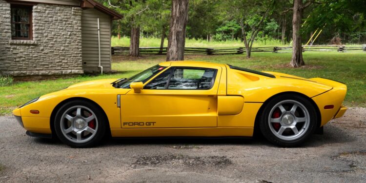 Жёлтый Ford GT без полос: одна из двух уникальных машин ушла с молотка