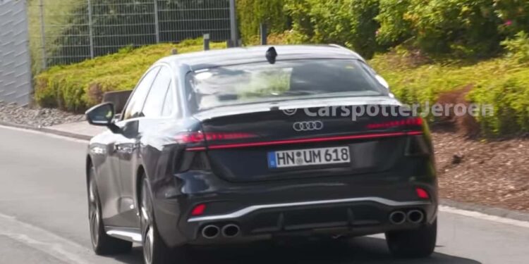 Audi S6 переходит на гибрид: седан и универсал заметили без камуфляжа