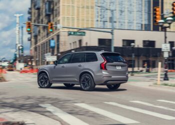 Car and Driver подводит промежуточные итоги длительного теста флагманского кроссовера Volvo XC90. Автомобиль в негибридной версии прошёл 10 000 миль, и за этот пробег механика не подвела. Но есть нюанс.