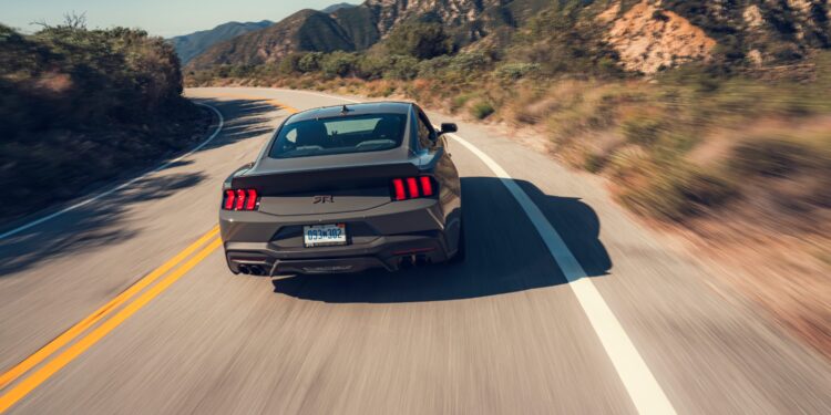 Четырехдверный Mustang от Ford: цена и скорость к 2029 году