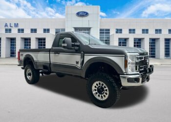 Дилер Ford продает пикапы Super Duty, сделав их ретро
