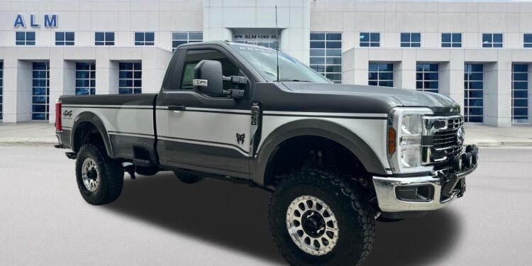 Дилер Ford продает пикапы Super Duty, сделав их ретро