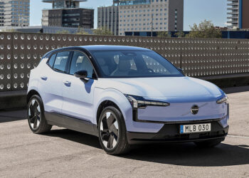 Электрический Volvo EX30 обычно стоит минимум 35 000 евро. Но сейчас частным клиентам предлагают лизинг, который позволяет сэкономить значительную часть этой суммы.