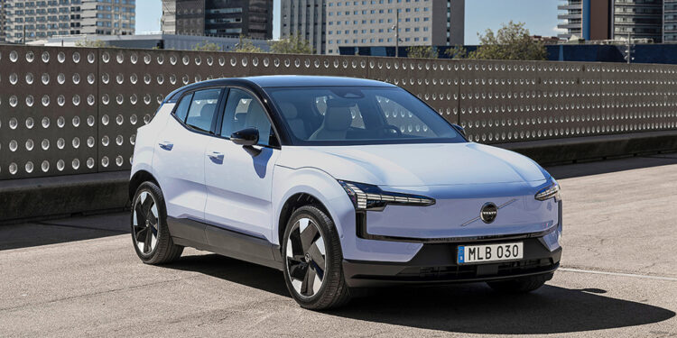 Электрический Volvo EX30 обычно стоит минимум 35 000 евро. Но сейчас частным клиентам предлагают лизинг, который позволяет сэкономить значительную часть этой суммы.