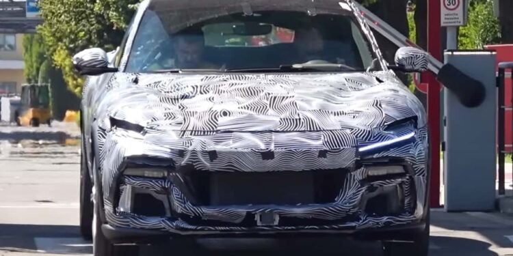 Ferrari Purosangue: гибридный прототип замечен в Маранелло