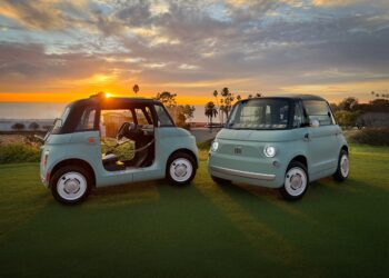 Fiat Topolino — крошечный электрокар с мотором мощностью 8 лошадиных сил, который, как выяснилось, стал неожиданно популярным в качестве замены гольф-кару. Об этом пишет Car and Driver.