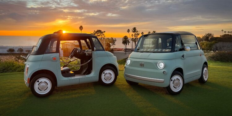 Fiat Topolino — крошечный электрокар с мотором мощностью 8 лошадиных сил, который, как выяснилось, стал неожиданно популярным в качестве замены гольф-кару. Об этом пишет Car and Driver.