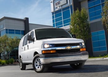 Фургоны Chevrolet Express и GMC Savana из 2000-х наконец-то получили экраны
