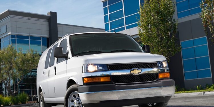 Фургоны Chevrolet Express и GMC Savana из 2000-х наконец-то получили экраны