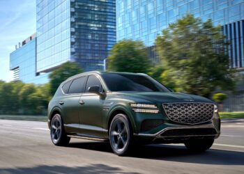 Genesis раскрыл детали гибридной силовой установки для кроссовера **GV80**. Как сообщает **Car and Driver**, новинка получит четырехцилиндровый двигатель в сочетании с электромотором.
