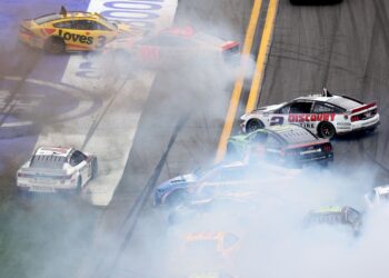 Гонщики NASCAR просят богов суперспидвея о помощи в Дайтоне