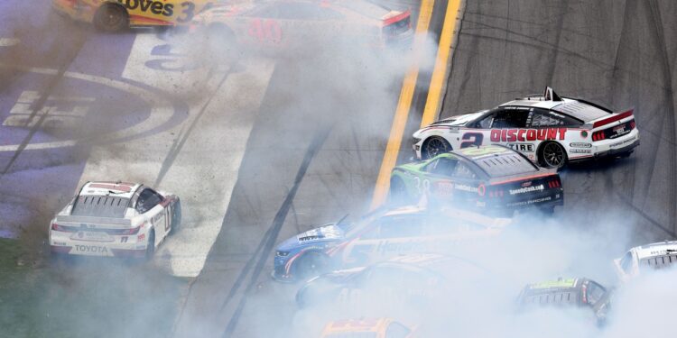 Гонщики NASCAR просят богов суперспидвея о помощи в Дайтоне