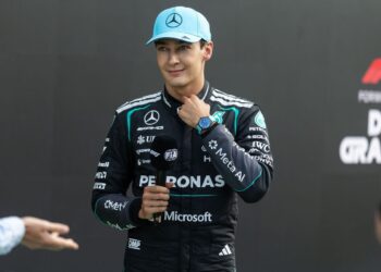 Гюнтер Штайнер уверен: в Mercedes уже расставили приоритеты на сезон-2026. По словам бывшего руководителя Haas, Джорджу Расселлу прямым текстом объяснили его роль на остаток чемпионата — помогать Кими Антонелли в борьбе за титул.