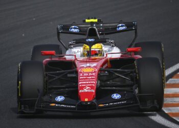 Хэмилтон озадачен Ferrari, Леклер выдал лучший круг 2026