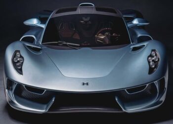 Hennessey Blackbird, hypercar con il V8 aspirato da 850 cv che esalta il piacere di guida. Ha cambio manuale e trazione posteriore