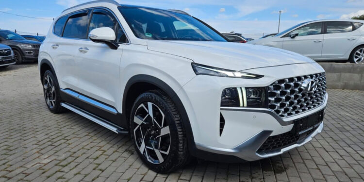 Hyundai Santa Fe Prime с дизелем и полным приводом выставлен на продажу за 29 000 евро. Возраст машины — три с половиной года, комплектация — максимальная. Объявление появилось на площадке AUTO BILD.