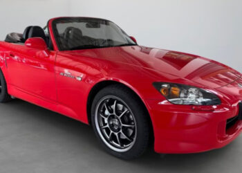Красная Honda S2000 с 241 л.с. ищет нового владельца