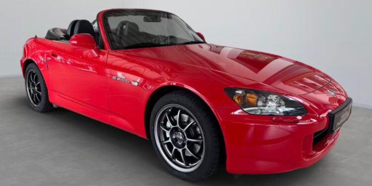 Красная Honda S2000 с 241 л.с. ищет нового владельца