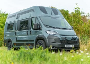La Strada Avanti R: задняя гостиная и подъемная кровать