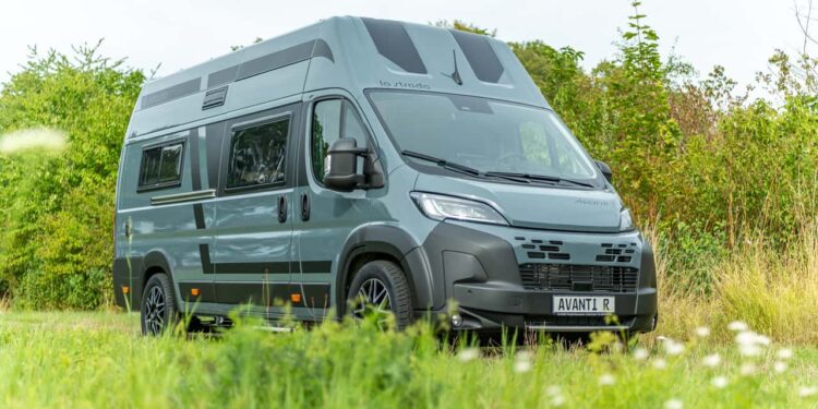 La Strada Avanti R: задняя гостиная и подъемная кровать