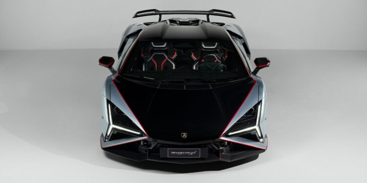 Lamborghini Revuelto SV: больше мощности и прижимной силы
