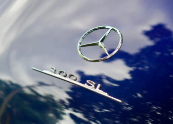 Mercedes 300 SL «Гулливер» за копейки: под капотом — неожиданный сюрприз