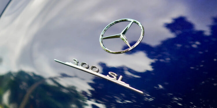 Mercedes 300 SL «Гулливер» за копейки: под капотом — неожиданный сюрприз