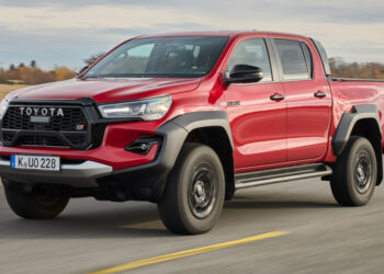 Молоток как диагност: зачем Toyota стучит по машинам