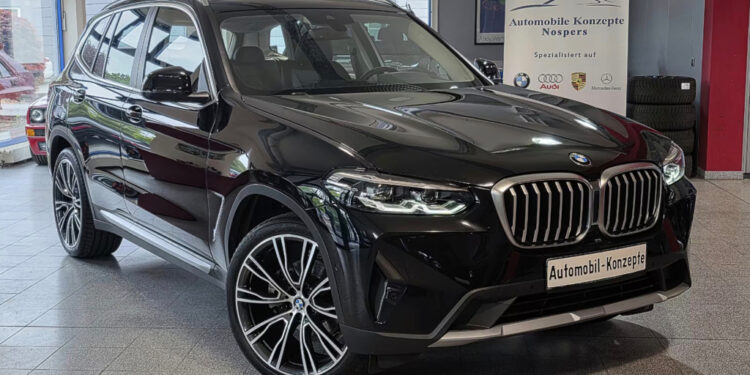 На площадке подержанных автомобилей AUTO BILD появилось объявление о продаже BMW X3 xDrive20i. Продавец просит за кроссовер 39 400 евро. Отдельно в описании указаны легкосплавные диски