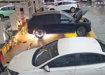 На появившемся в сети видео китайский электрокар **Zeekr 7X** загорается прямо на зарядной станции. Судя по кадрам, сначала из нижней части автомобиля вырываются искры, затем пламя поднимается по кузову.