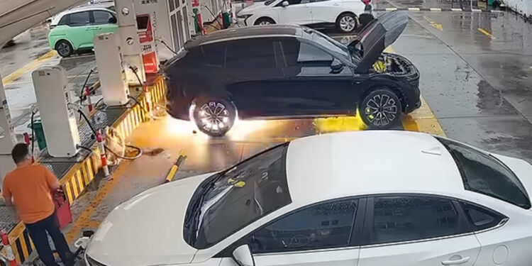 На появившемся в сети видео китайский электрокар **Zeekr 7X** загорается прямо на зарядной станции. Судя по кадрам, сначала из нижней части автомобиля вырываются искры, затем пламя поднимается по кузову.