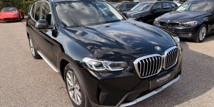 На рынке подержанных автомобилей AUTO BILD появился BMW X3 xDrive30d — версия с рядным шестицилиндровым дизелем, мягкогибридной надстройкой и отдачей 286 лошадиных сил.