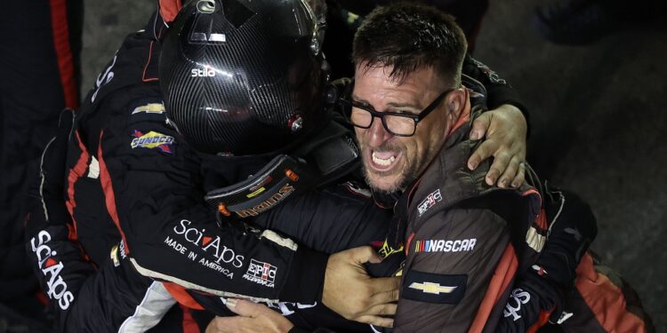 Одиссея Райана Зига: исторический прорыв в NASCAR