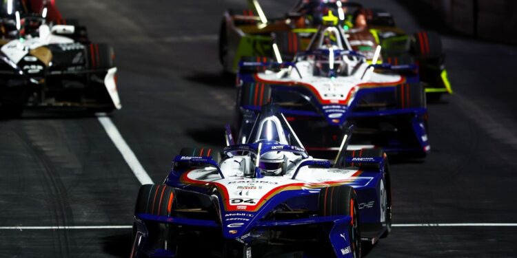 Паскаль Верляйн выиграл субботнюю гонку London E-Prix и защитил командную тактику Porsche, которая помогла ему укрепить шансы на чемпионский титул Формулы E в сезоне-2025/26.